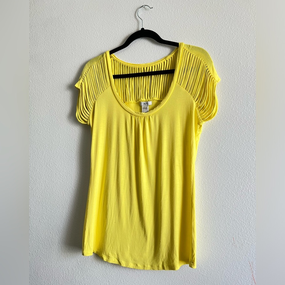 🌿 5/$15 CACHE yellow T-shirt